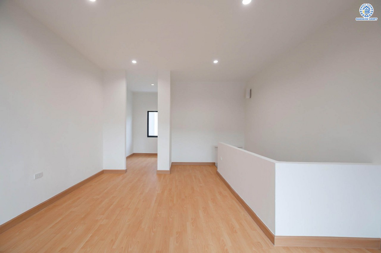 บ้านมือสองตกแต่งใหม่ โครงการ ซิกเนเจอร์ เพชรเกษม69 เนื้อที่ 17.6 ตร.ว. ฟังก์ชัน 3 ห้องนอน 3 ห้องน้ำ จอดรถได้ 1 คัน บ้านสภาพสวย บนทำเลเดินทางสะดวก เชื่อมต่อถนนเพชรเกษม, ถนนกาญจนาภิเษก, ถนนพุทธมณฑลสาย 2 และ 3 ใกล้รถไฟฟ้าสายสีน้ำเงิน "สถานีหลักสอง" ในราคาสุดคุ้ม!...